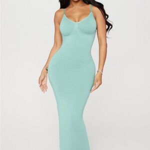 YITTY Smooth As Hell Shaping
Visitar Size L
Dress